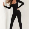 Jett langermet jumpsuit med firkantet hals i svart