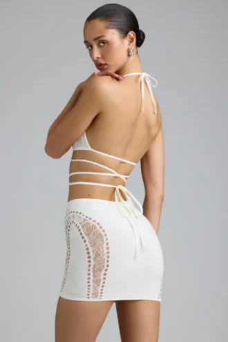 joni pyntet miniskjrt med middels hy midje i elfenben 4 330x495 - Liberty-bikinitopp med kryssstropper og pynt i elfenben