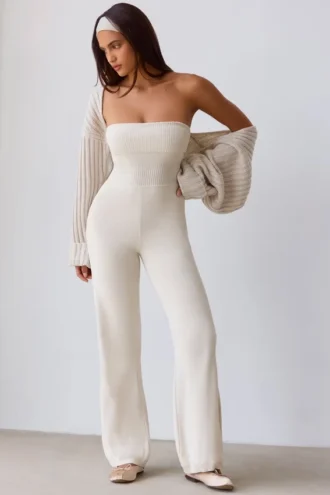 Jumpsuit i grovstrikket bandeau med utvidet bukseben i kremfarge