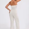 Jumpsuit i grovstrikket bandeau med utvidet bukseben i kremfarge