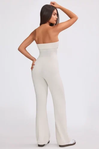 Jumpsuit i grovstrikket bandeau med utvidet bukseben i kremfarge