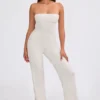 Jumpsuit i grovstrikket bandeau med utvidet bukseben i kremfarge