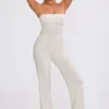 Jumpsuit i grovstrikket bandeau med utvidet bukseben i kremfarge
