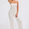 Jumpsuit i grovstrikket bandeau med utvidet bukseben i kremfarge