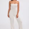 Jumpsuit i grovstrikket bandeau med utvidet bukseben i kremfarge