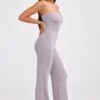 Jumpsuit i grovstrikket bandeau med utvidet bukseben i støvete lavendel