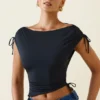 Kaede asymmetrisk crop-top med rynket rygg i svart