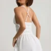 Kaelis Plunge Cross-Back minikjole i hvitt