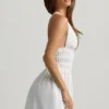 Kaelis Plunge Cross-Back minikjole i hvitt