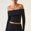 Kesia Modal off-shoulder langermet topp i svart