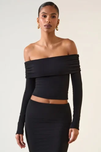 Kesia Modal off-shoulder langermet topp i svart