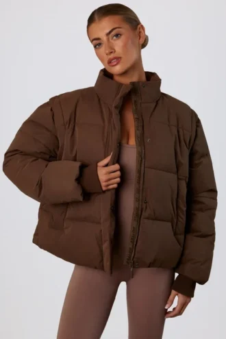 Kort pufferjakke med avtakbare ermer i kakaobrun