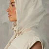 Kort puffjakke med avtakbare ermer i sand