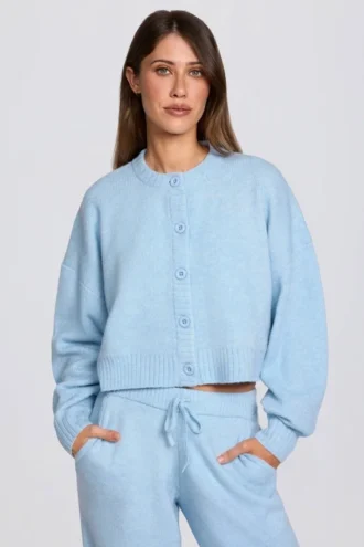 Kort strikket cardigan i pudderblått
