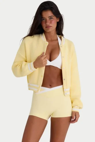 Kort strikket cardigan med knapper i myk gul