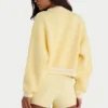 Kort strikket cardigan med knapper i myk gul