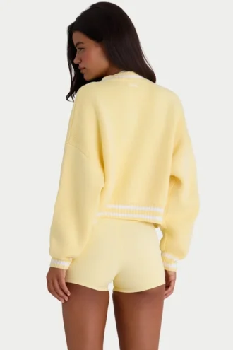 Kort strikket cardigan med knapper i myk gul