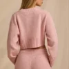 Kort strikket genser i ribbestrikk i Blush Pink