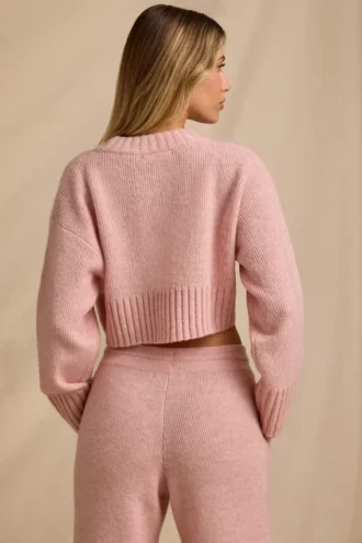 Kort strikket genser i ribbestrikk i Blush Pink