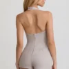Lalita-playsuit med knappestolpe og halterneck i ecru