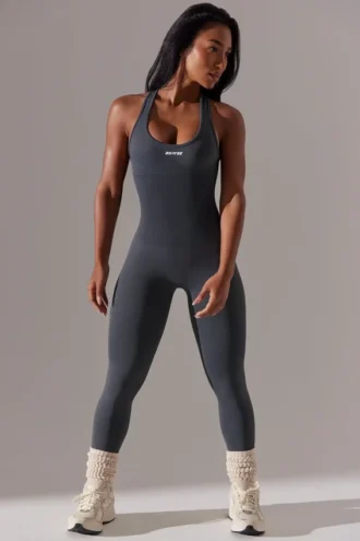 Lang jumpsuit med utskjæringer i grått