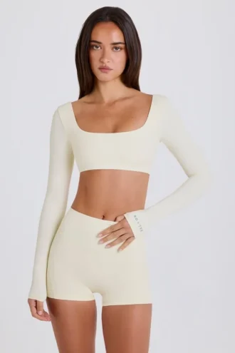 Langermet crop-top i krem