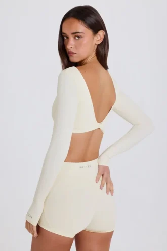 Langermet crop-top i krem
