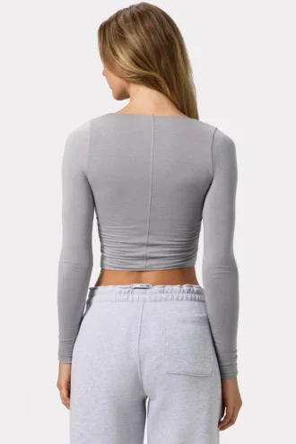 Langermet crop-top med rynker i grått