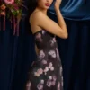 Liliosa stroppeløs strukturert tulipan-minikjole i svart blomstertrykk