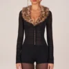 Loa playsuit med fuskepels i svart