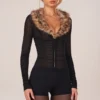 Loa playsuit med fuskepels i svart