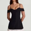 Maelie Off-Shoulder Ruffle A-Line minikjole i svart