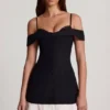 Maelie Off-Shoulder Ruffle A-Line minikjole i svart