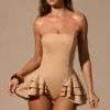 Marivelle korsett-playsuit med volanger og snøring i tan