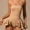 Marivelle korsett-playsuit med volanger og snøring i tan