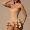 Marivelle korsett-playsuit med volanger og snøring i tan