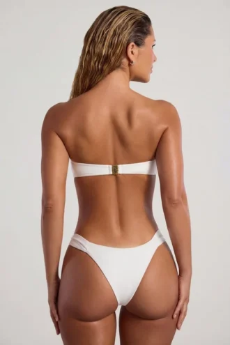 Praslin bandeau-bikinitopp med perledekor i elfenben