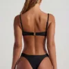 Maui Cheeky bikinitruser med brede stropper og perledekor i svart