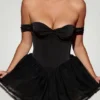 Meredith off-shoulder lagdelt korsett-minikjole i svart