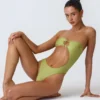 Miami bandeau-badedrakt med utskjæringer og perledekor i pæregul