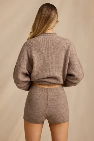 Mini-shorts i brunt melert strikk med middels høy midje