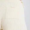 Mini-shorts i ribbestrikket stoff med snøring i krem