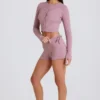 Mini-shorts i ribbestrikket stoff med snøring i mauve