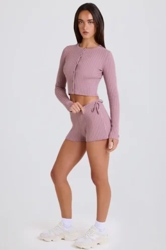 Mini-shorts i ribbestrikket stoff med snøring i mauve