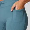 Mini-shorts med vridd linning og lommer i steinblå
