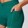 Mini-shorts med vridd midje og lommer i blågrønn