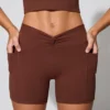 Mini-shorts med vridd midje og lommer i brun