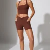 Mini-shorts med vridd midje og lommer i brun