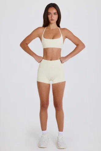 Minishorts med høy midje i krem