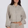 Myk strikket kort hettegenser med glidelås i beige